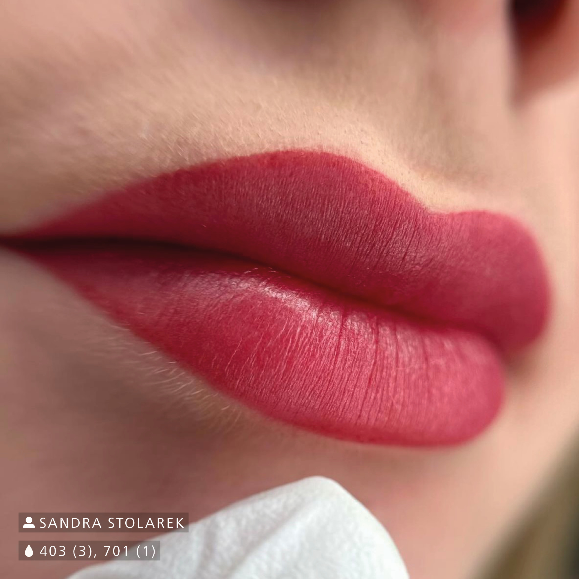 Permanent Make up Lippen in einem kühlen Rot