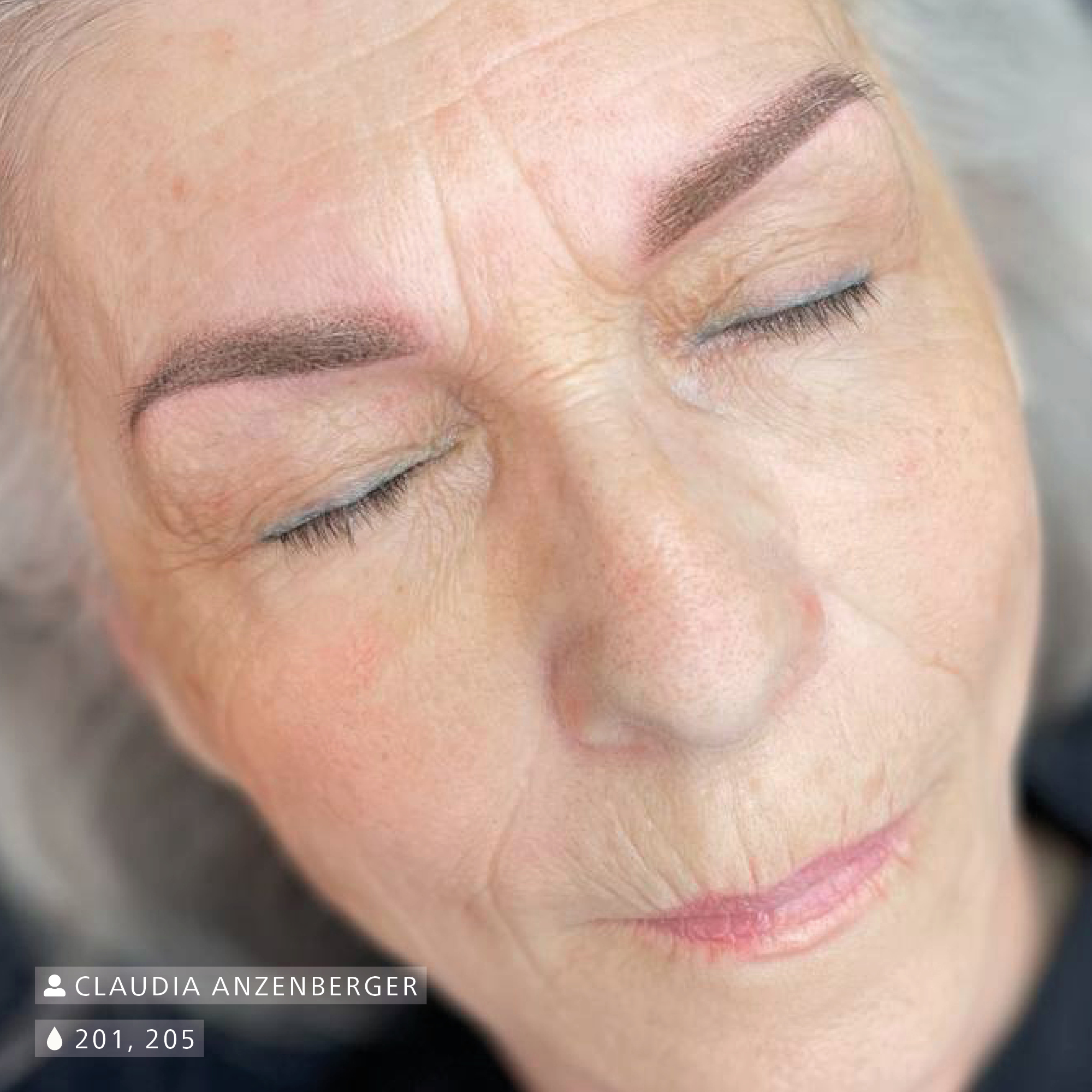 Gesicht einer älteren Dame mit pigmentierten Augenbrauen und geschlossenen Augen