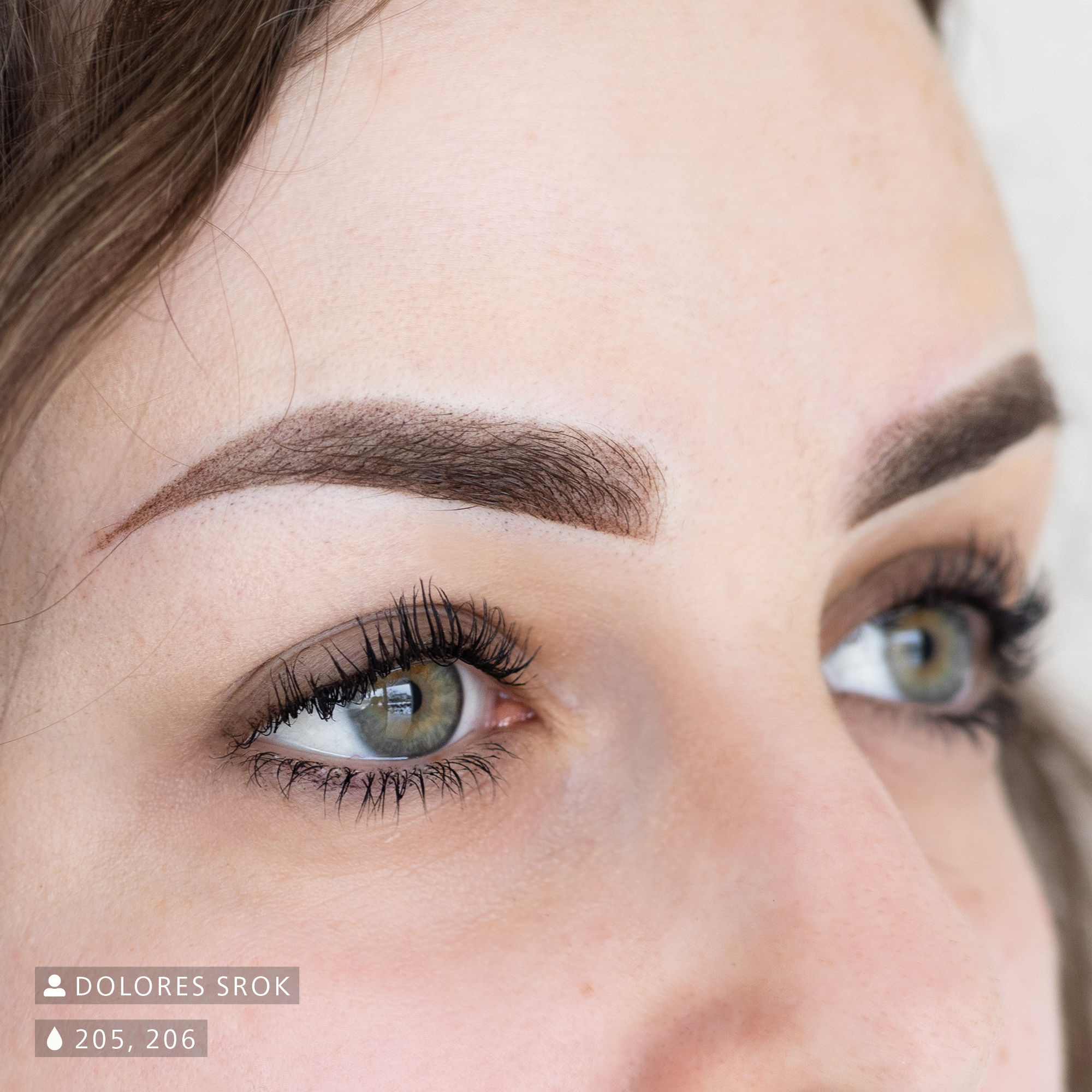 Nahaufnahme einer Frau mit frisch pigmentierten Augenbrauen und grünen Augen