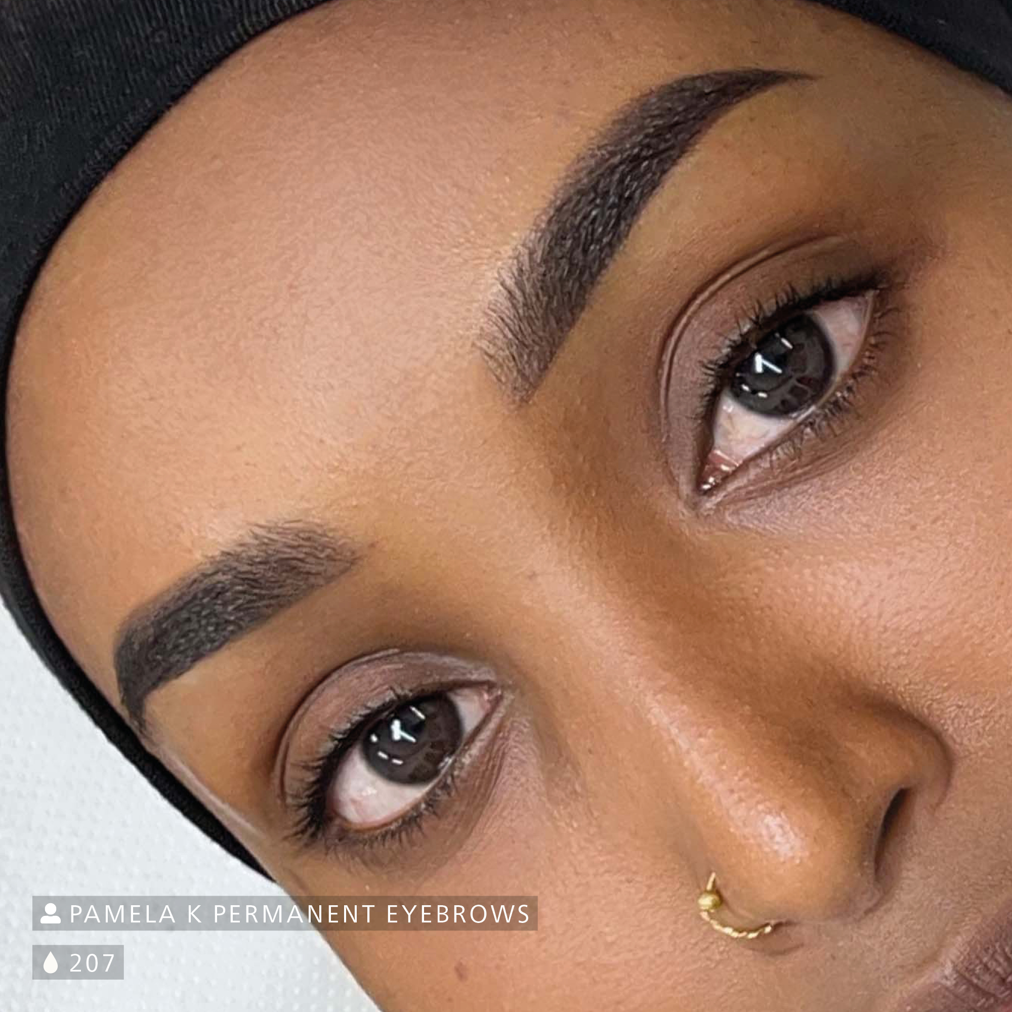 Nahaufnahme eines Gesichts einer Frau mit pigmentierten Augenbrauen und braunen Augen