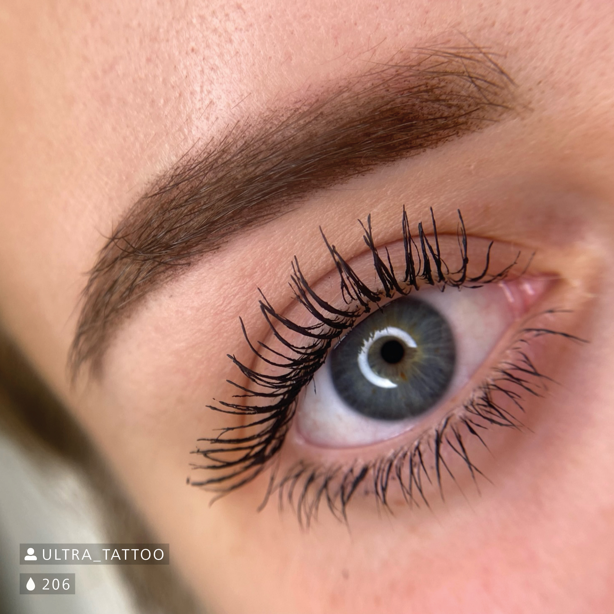 Detailaufnahme eines Auges und pigmentierten Augenbraue direkt nach der Behandlung